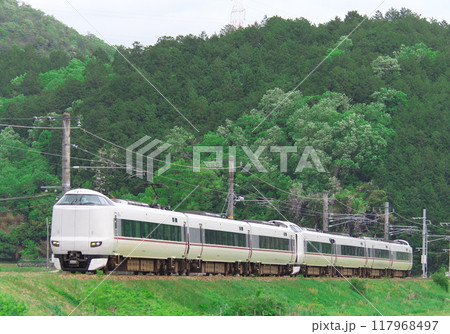 緑の山間を走るJR西日本287系特急電車 117968497