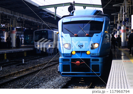 博多駅で出発を待つ883系「ソニック」と811系電車（JR九州） 117968794
