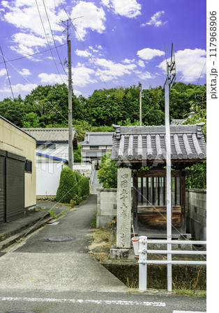 四国八十八箇所56番　泰山寺　参道　愛媛県今治市 117968906