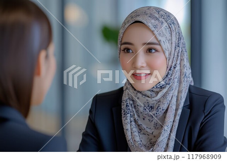 日本人女性面接官と採用面接をするインドネシア人の若い女性 日本人女性面接官と採用面接をするインドネシア人の若い女性 117968909