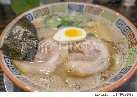 the ramen, a popular Japanese noodle dish 117968988