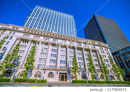 日本の東京都市景観　「馬場先門」交差点前のオフィスビルなどを望む 117969072
