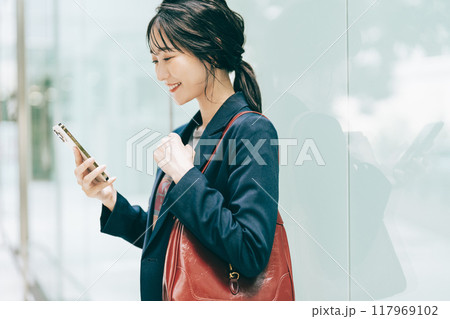 スマホを持つビジネスウーマン スマホを持つビジネスウーマン 117969102