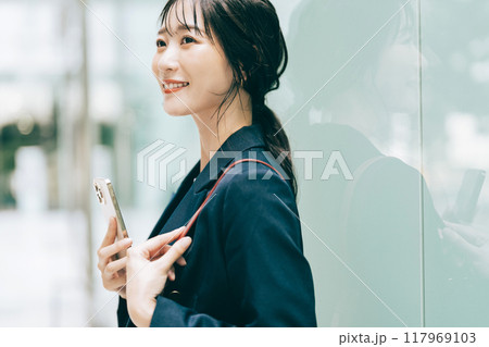 スマホを持つビジネスウーマン 117969103