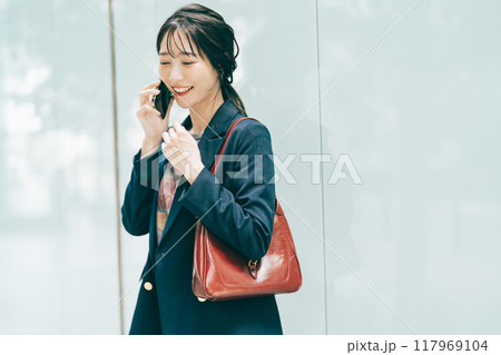 電話をするミドルの女性 117969104