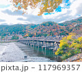京都旅行 嵐山と渡月橋から見た紅葉 117969357