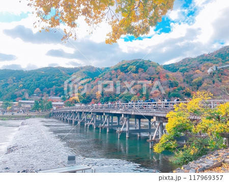 京都旅行 嵐山と渡月橋から見た紅葉 京都旅行 嵐山と渡月橋から見た紅葉 117969357