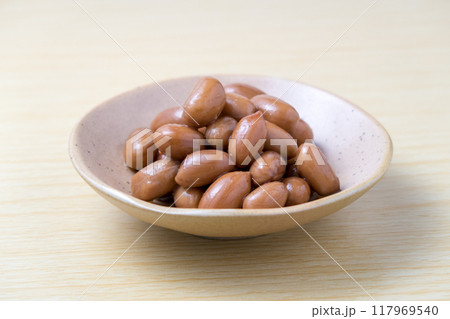 木目背景の小皿に煮ピーナッツ 木目背景の小皿に煮ピーナッツ 117969540