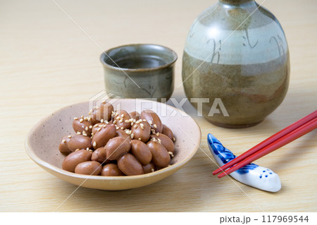 木目背景の小皿に煮ピーナッツとお酒セット 木目背景の小皿に煮ピーナッツとお酒セット 117969544