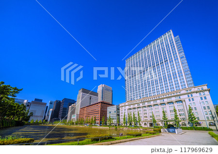 日本の東京都市景観 二重橋前（丸の内）駅出入口2や馬場先門などを望む。左奥は大手町方向 117969629