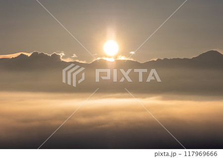真冬早朝の雲海と太陽 117969666