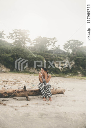 海辺でスキンケアする若い日本人女性 117969756