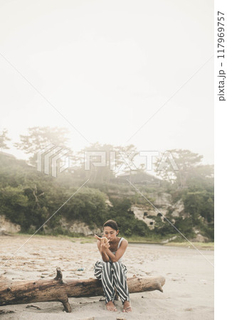 海辺でスキンケアする若い日本人女性 117969757