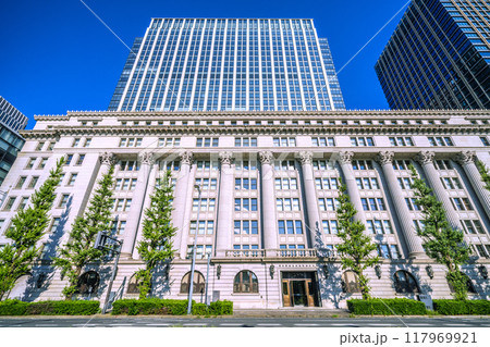 日本の東京都市景観　二重橋前（丸の内）駅出入口2側から「馬場先門」交差点前のオフィスビルなどを望む 117969921