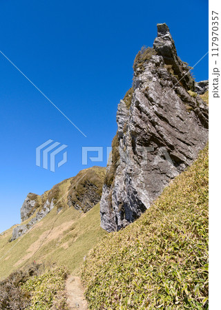 大岩の下を行く三嶺登山道 117970357