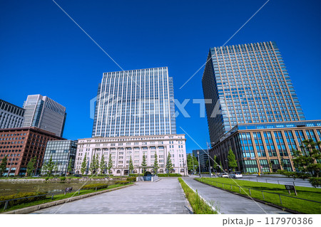 日本の東京都市景観 二重橋前（丸の内）駅出入口2や馬場先門などを望む 117970386