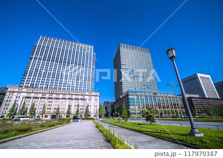 日本の東京都市景観 二重橋前(丸の内)駅出入口2や馬場先門などを望む 日本の東京都市景観 二重橋前(丸の内)駅出入口2や馬場先門などを望む 117970387