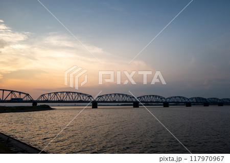 【徳島】夕暮れの吉野川 吉野川橋 【徳島】夕暮れの吉野川 吉野川橋 117970967