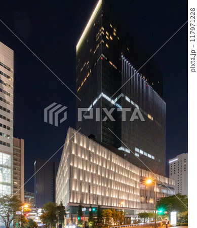 JR大阪駅直結、旧大阪中央郵便局跡地に立つJPタワー大阪(KITTE大阪)の夜景 117971228