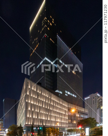 JR大阪駅直結、旧大阪中央郵便局跡地に立つJPタワー大阪(KITTE大阪)の夜景 117971230