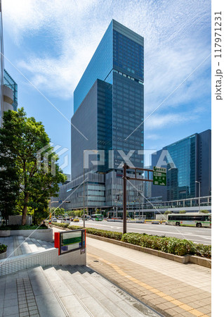 JR大阪駅直結、旧大阪中央郵便局跡地に立つ晴天のJPタワー大阪(KITTE大阪)外観。梅田駅隣接 117971231