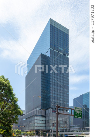 JR大阪駅直結、旧大阪中央郵便局跡地に立つ晴天のJPタワー大阪(KITTE大阪)外観。梅田駅隣接 JR大阪駅直結、旧大阪中央郵便局跡地に立つ晴天のJPタワー大阪(KITTE大阪)外観。梅田駅隣接 117971232