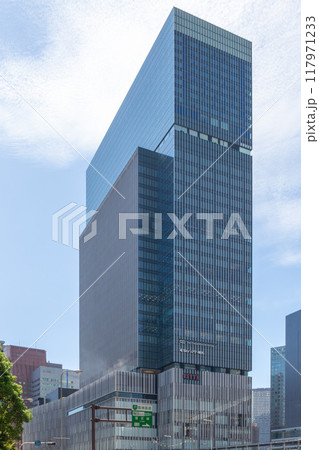 JR大阪駅直結、旧大阪中央郵便局跡地に立つ晴天のJPタワー大阪(KITTE大阪)外観。梅田駅隣接 117971233