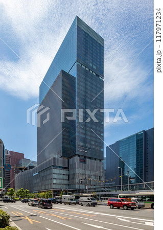 JR大阪駅直結、旧大阪中央郵便局跡地に立つ晴天のJPタワー大阪(KITTE大阪)外観。梅田駅隣接 JR大阪駅直結、旧大阪中央郵便局跡地に立つ晴天のJPタワー大阪(KITTE大阪)外観。梅田駅隣接 117971234