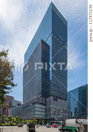 JR大阪駅直結、旧大阪中央郵便局跡地に立つ晴天のJPタワー大阪(KITTE大阪)外観。梅田駅隣接 JR大阪駅直結、旧大阪中央郵便局跡地に立つ晴天のJPタワー大阪(KITTE大阪)外観。梅田駅隣接 117971236