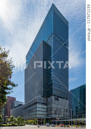 JR大阪駅直結、旧大阪中央郵便局跡地に立つ晴天のJPタワー大阪(KITTE大阪)外観。梅田駅隣接 117971239