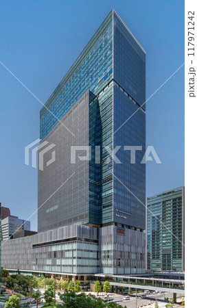 JR大阪駅直結、旧大阪中央郵便局跡地に立つ晴天のJPタワー大阪(KITTE大阪)外観。梅田駅隣接 JR大阪駅直結、旧大阪中央郵便局跡地に立つ晴天のJPタワー大阪(KITTE大阪)外観。梅田駅隣接 117971242
