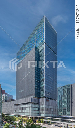 JR大阪駅直結、旧大阪中央郵便局跡地に立つ晴天のJPタワー大阪(KITTE大阪)外観。梅田駅隣接 117971243