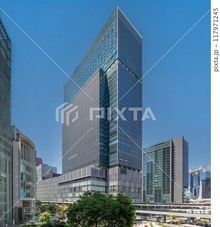 JR大阪駅直結、旧大阪中央郵便局跡地に立つ晴天のJPタワー大阪(KITTE大阪)外観。梅田駅隣接 117971245