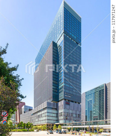 JR大阪駅直結、旧大阪中央郵便局跡地に立つ晴天のJPタワー大阪(KITTE大阪)外観。梅田駅隣接 JR大阪駅直結、旧大阪中央郵便局跡地に立つ晴天のJPタワー大阪(KITTE大阪)外観。梅田駅隣接 117971247