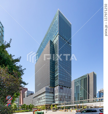 JR大阪駅直結、旧大阪中央郵便局跡地に立つ晴天のJPタワー大阪(KITTE大阪)外観。梅田駅隣接 117971250