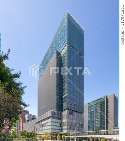 JR大阪駅直結、旧大阪中央郵便局跡地に立つ晴天のJPタワー大阪(KITTE大阪)外観。梅田駅隣接 JR大阪駅直結、旧大阪中央郵便局跡地に立つ晴天のJPタワー大阪(KITTE大阪)外観。梅田駅隣接 117971251