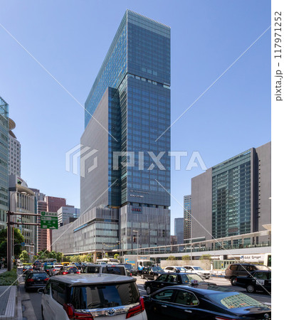 JR大阪駅直結、旧大阪中央郵便局跡地に立つ晴天のJPタワー大阪(KITTE大阪)外観。梅田駅隣接 117971252