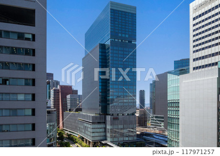 JR大阪駅直結、旧大阪中央郵便局跡地に立つ晴天のJPタワー大阪(KITTE大阪)外観。梅田駅隣接 117971257