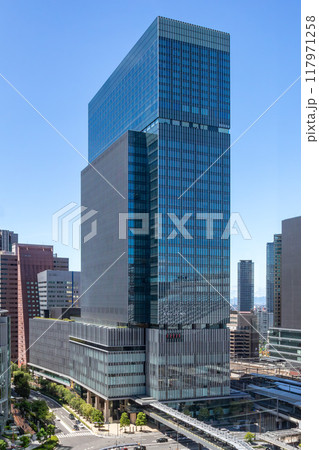JR大阪駅直結、旧大阪中央郵便局跡地に立つ晴天のJPタワー大阪(KITTE大阪)外観。梅田駅隣接 JR大阪駅直結、旧大阪中央郵便局跡地に立つ晴天のJPタワー大阪(KITTE大阪)外観。梅田駅隣接 117971258