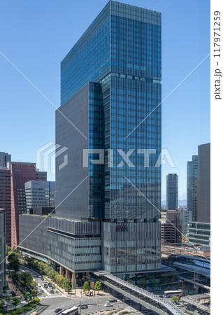 JR大阪駅直結、旧大阪中央郵便局跡地に立つ晴天のJPタワー大阪(KITTE大阪)外観。梅田駅隣接 117971259