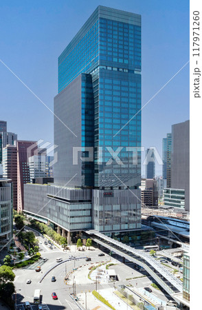 JR大阪駅直結、旧大阪中央郵便局跡地に立つ晴天のJPタワー大阪(KITTE大阪)外観。梅田駅隣接 117971260