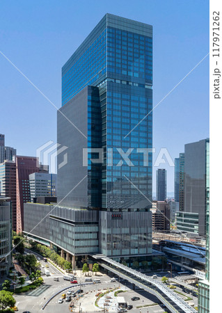 JR大阪駅直結、旧大阪中央郵便局跡地に立つ晴天のJPタワー大阪(KITTE大阪)外観。梅田駅隣接 JR大阪駅直結、旧大阪中央郵便局跡地に立つ晴天のJPタワー大阪(KITTE大阪)外観。梅田駅隣接 117971262
