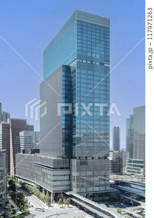 JR大阪駅直結、旧大阪中央郵便局跡地に立つ晴天のJPタワー大阪(KITTE大阪)外観。梅田駅隣接 JR大阪駅直結、旧大阪中央郵便局跡地に立つ晴天のJPタワー大阪(KITTE大阪)外観。梅田駅隣接 117971263