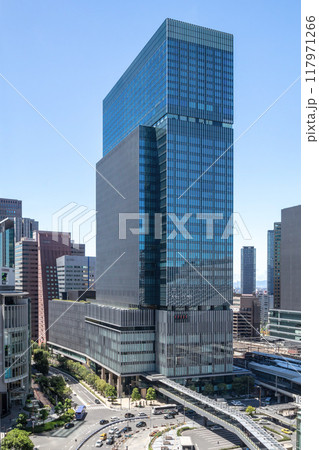 JR大阪駅直結、旧大阪中央郵便局跡地に立つ晴天のJPタワー大阪(KITTE大阪)外観。梅田駅隣接 117971266