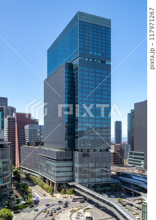 JR大阪駅直結、旧大阪中央郵便局跡地に立つ晴天のJPタワー大阪(KITTE大阪)外観。梅田駅隣接 117971267