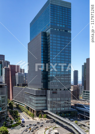JR大阪駅直結、旧大阪中央郵便局跡地に立つ晴天のJPタワー大阪(KITTE大阪)外観。梅田駅隣接 JR大阪駅直結、旧大阪中央郵便局跡地に立つ晴天のJPタワー大阪(KITTE大阪)外観。梅田駅隣接 117971268