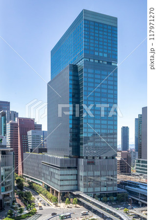 JR大阪駅直結、旧大阪中央郵便局跡地に立つ晴天のJPタワー大阪(KITTE大阪)外観。梅田駅隣接 JR大阪駅直結、旧大阪中央郵便局跡地に立つ晴天のJPタワー大阪(KITTE大阪)外観。梅田駅隣接 117971270