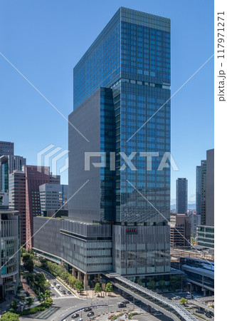 JR大阪駅直結、旧大阪中央郵便局跡地に立つ晴天のJPタワー大阪(KITTE大阪)外観。梅田駅隣接 JR大阪駅直結、旧大阪中央郵便局跡地に立つ晴天のJPタワー大阪(KITTE大阪)外観。梅田駅隣接 117971271