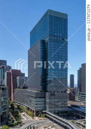 JR大阪駅直結、旧大阪中央郵便局跡地に立つ晴天のJPタワー大阪(KITTE大阪)外観。梅田駅隣接 117971274