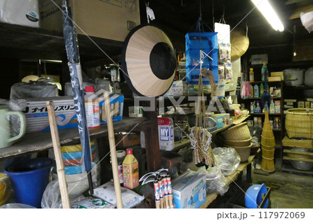 懐かしい岩手県盛岡市の古い雑貨商の店内 117972069